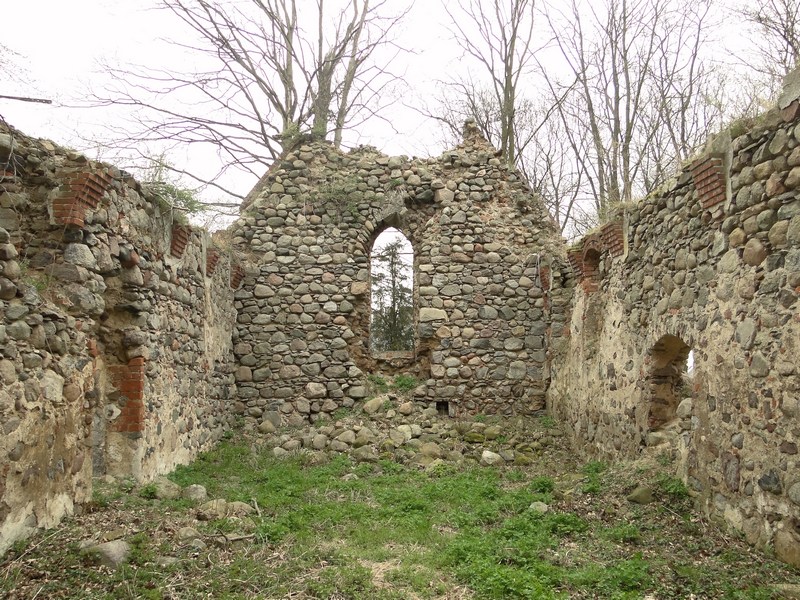 Ruiny kamiennego kościoła z XIII w. w Równie
