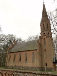Neogotycki kościół otoczony murkiem