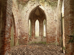 Wnętrze ruin mauzoleum rodziny von Brand