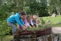 Dzieci pomagają zbudować gniazdo