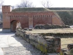 Fragment ruin miasta i widok na bramę Chyrzańską