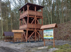 Wieża obserwacyjna wiata oraz tablice informacyjne znajdujące się na odnowionym szlaku fot. Paweł Cieniuch